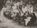 ილია ჭავჭავაძე ცნობილი რუსი დრამატურგის ალ. ოსტროვსკის საპატივცემლოდ თბილისში გამართულ ნადიმზე, 1883 წლის ოქტომბერი, ილია ზის ზურგით, მარჯვნიდან მეექვსე