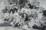 აკაკი ხორავა მესამე რიგში, მარჯვნიდან მეხუთე. სანდრო ახმეტელი მეორე რიგში მარცხნიდან მეოთხე, 1920-იანი წლები